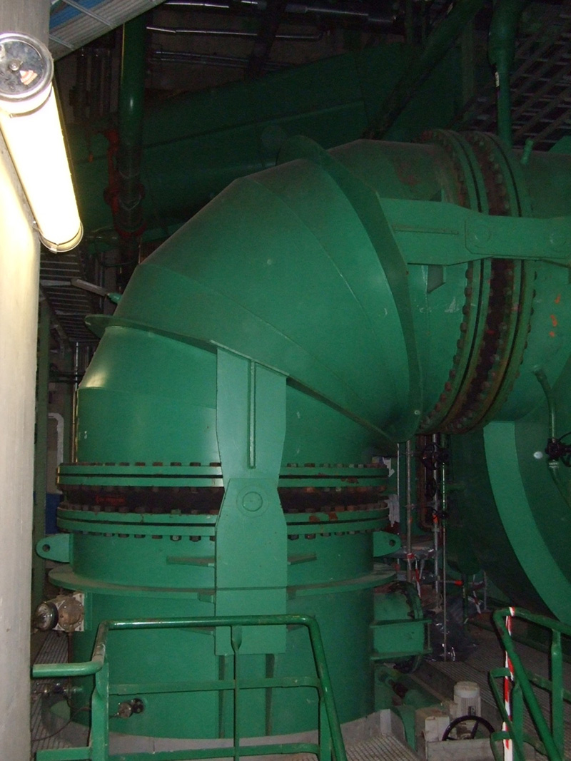 Nuclear power plant hinged expansion joint installation site